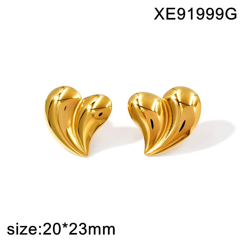 Gold-Plated Titanium Steel Heart Stud Earrings & Collarbone Chain Jewelry Set for Women in European American Style.