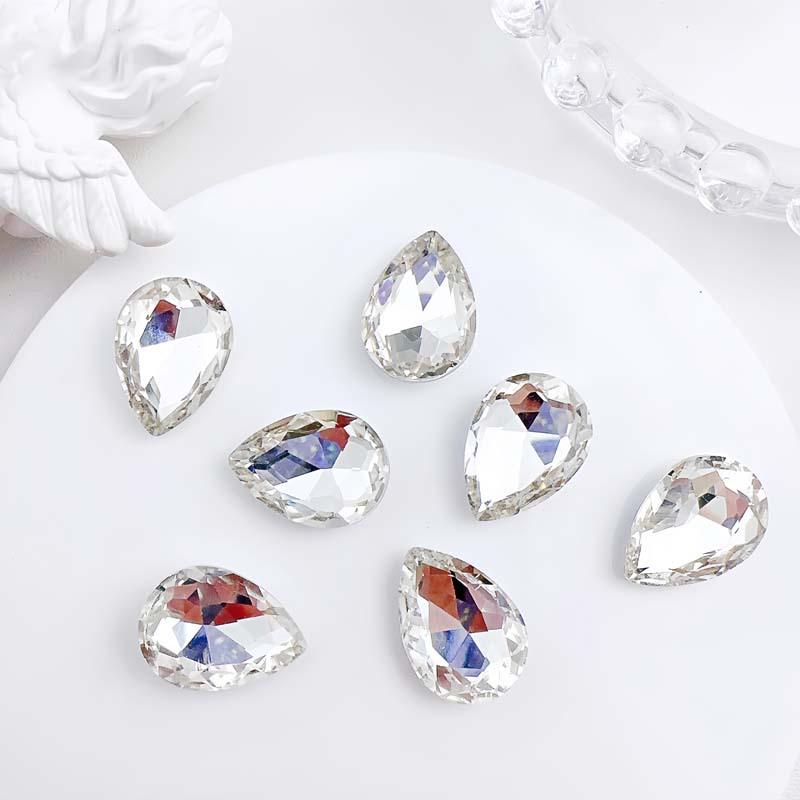 

Нейл-арт в стиле богатой девочки: Крупные белые стразы «капля» и квадратные бриллианты «сахарный кристалл»