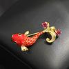 Neue chinesische Stil rote Öl-Tropfen Koi Brosche, exquisite diamantbesetzte Tierbrosche, der gleiche Mantel für Männer und Frauen, Goldfisch Kragenpin