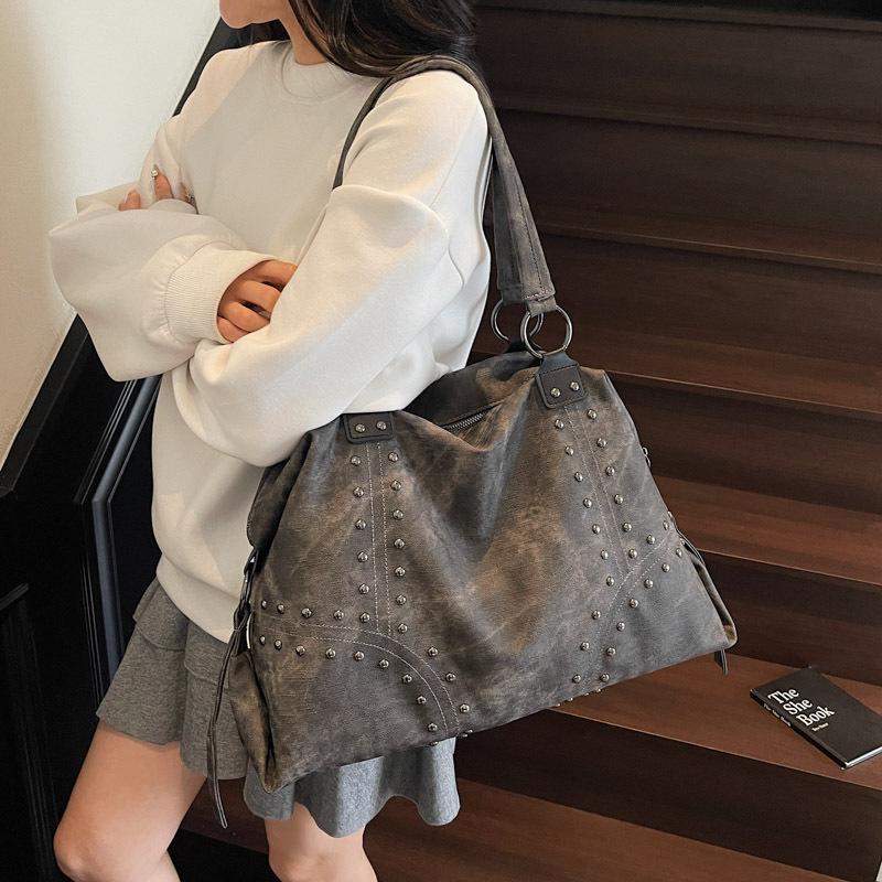 Large capacity casual soft leather rivet tote bag women's 2026 autumn casual versatile shoulder messenger bag