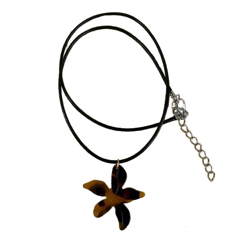 

Simple Maple Leaf Pendant Necklace Korean Adjustable Collar Choker Punk Leathers Clavicle Chain for Women Jewelry Gift 1