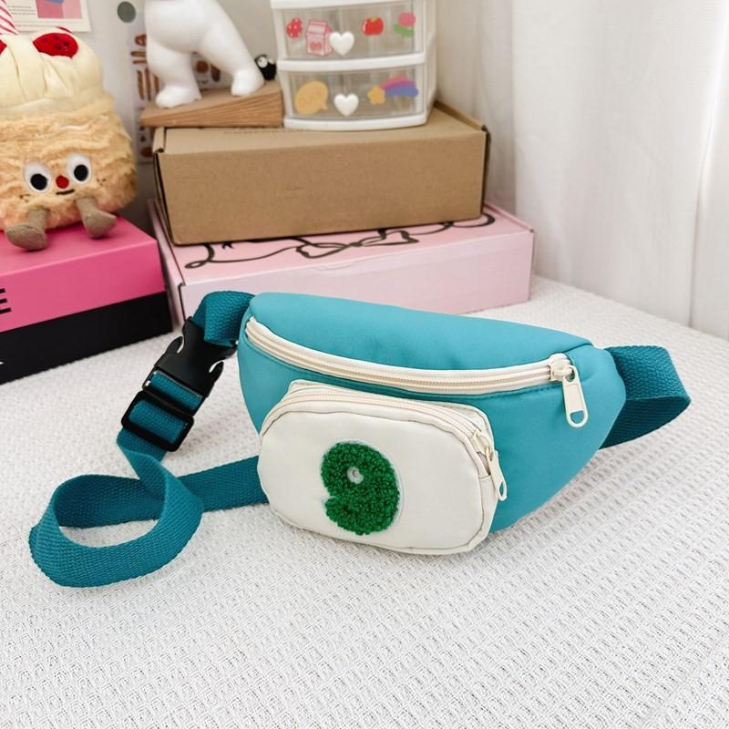 

Модная спортивная сумка-слинг для детей синего, черного и зеленого цветов. Идеально подходит для повседневного использования Blue