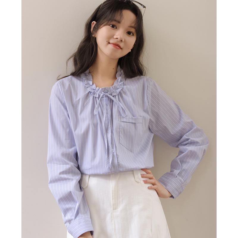 

Универсальная рубашка в полоску с оборками на воротнике и синим галстуком-бабочкой для женщин S