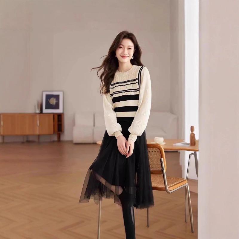 Black and white striped round neck fake two-piece lantern sleeve knitted sweater women's spring splicing sweater loose shirt