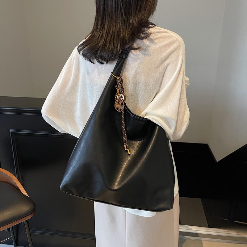 Large-capacity bag women's bag 2025 autumn and winter new simple soft leather shoulder underarm bag retro style commuter messenger bag