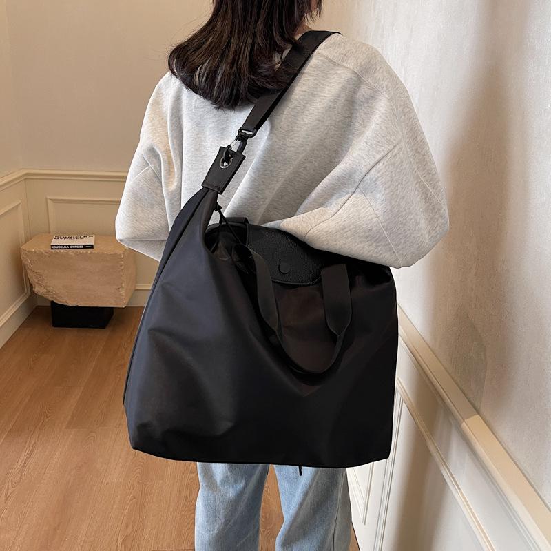  Large Capacity Urban Style Women's Tote Bag for Gym, Travel, and Daily Use with Zipper Closure and Multi-Compartments