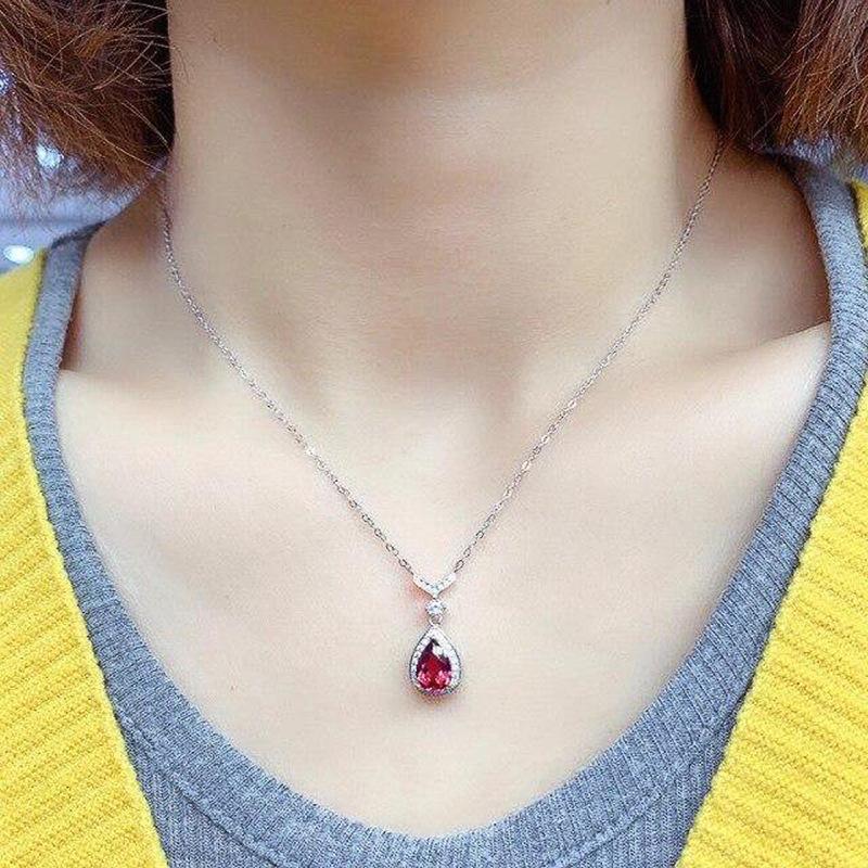 Water Droplet Shaped Artificial Ruby Pendant Necklace, Suitable for Elegant Pendant Jewelry for Banquets and Daily Wear