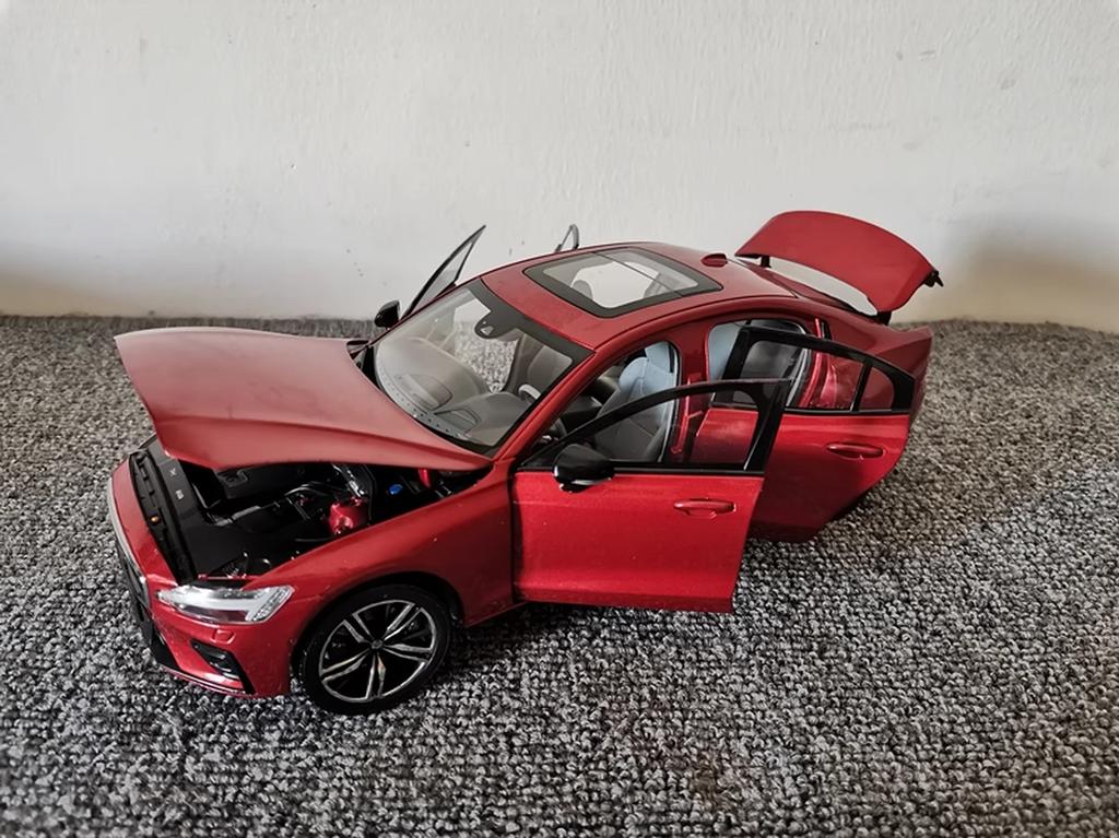 Official Volvo 1:18 Scale Alloy Car Models - XC60, XC90, S60L, Die-Cast with Factory Metallic Paint, Collector's Display Model