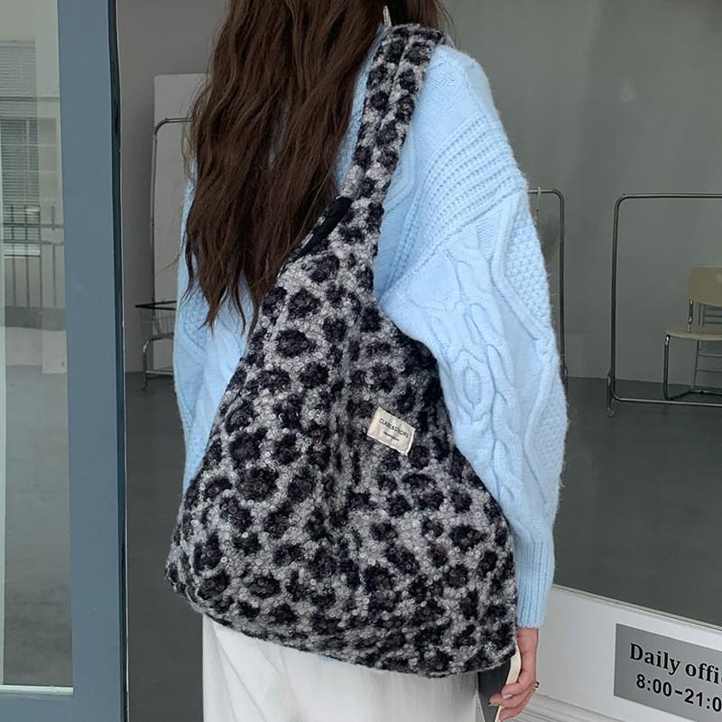 Pluszowa torba w panterkę dla kobiet na zimę Nowa torba tote w stylu miejskim i studenckim o dużej pojemności na jedno ramię Modna futrzana torba
