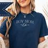 Boy Mom Liv T-shirt, Comfort Colors® Avslappnat T-shirt, Present till Nybliven Mamma, Mors Dag Uppskattning, Egen Mamma T-shirt