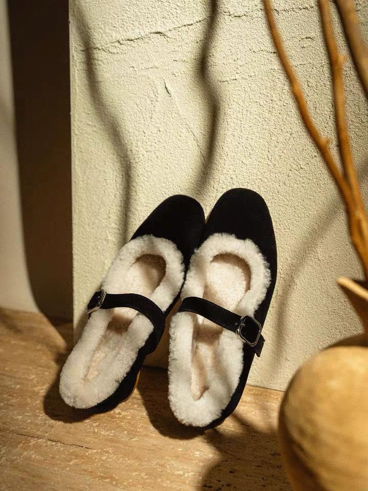 

Sheepskin version ~ retro shallow round toe plush cotton shoes with a strap Mary Jane single shoes women s winter thick heel wool shoes 40 чёрный