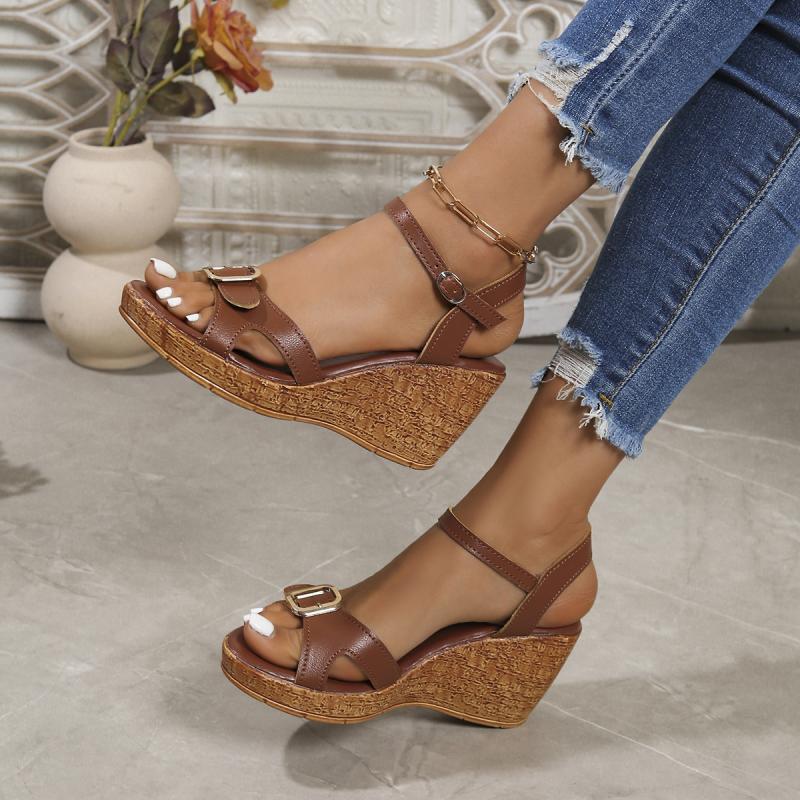 Mode Vintage Pu Brun Metall Dekoration Kilklack Sandaler Kvinnor Sommar Rund Tå Ankelrem Högklackade Sandaler Mjuksulade Skor Kvinnor