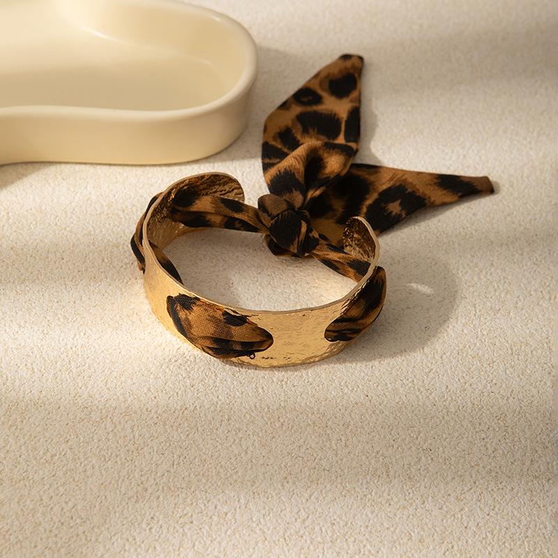 Módní Retro Barva Hedvábný Šátek Náramek Personalizovaný Kladivový Vzor Zlatý Otevřený Náramek Dámský Designový Smysl Exotické Šperky