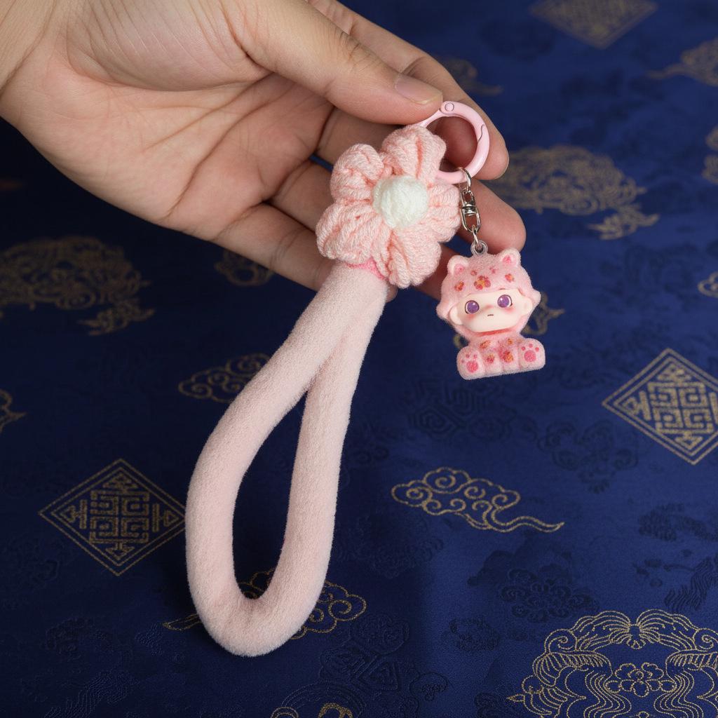 Cartoon Little Girl Flocking Keychain with Cute Flower Pendant - Autumn/Winter Design for Women розовый