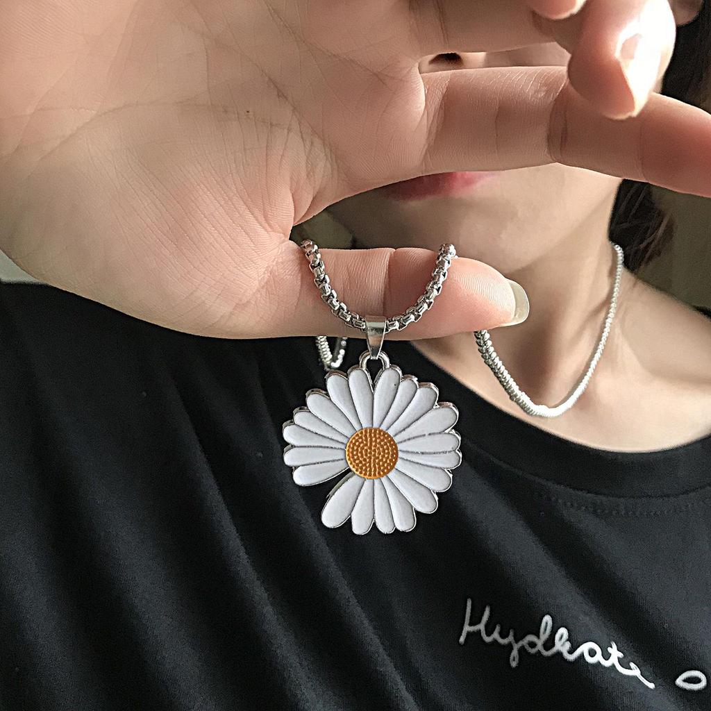Trendy Daisy Titanium Steel Necklace: Unisex Hip-Hop Flower Pendant Inspired by G-Dragon