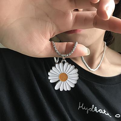 Collar de Acero de Titanio con Margarita de Moda: Colgante de Flor Hip-Hop Unisex Inspirado en G-Dragon