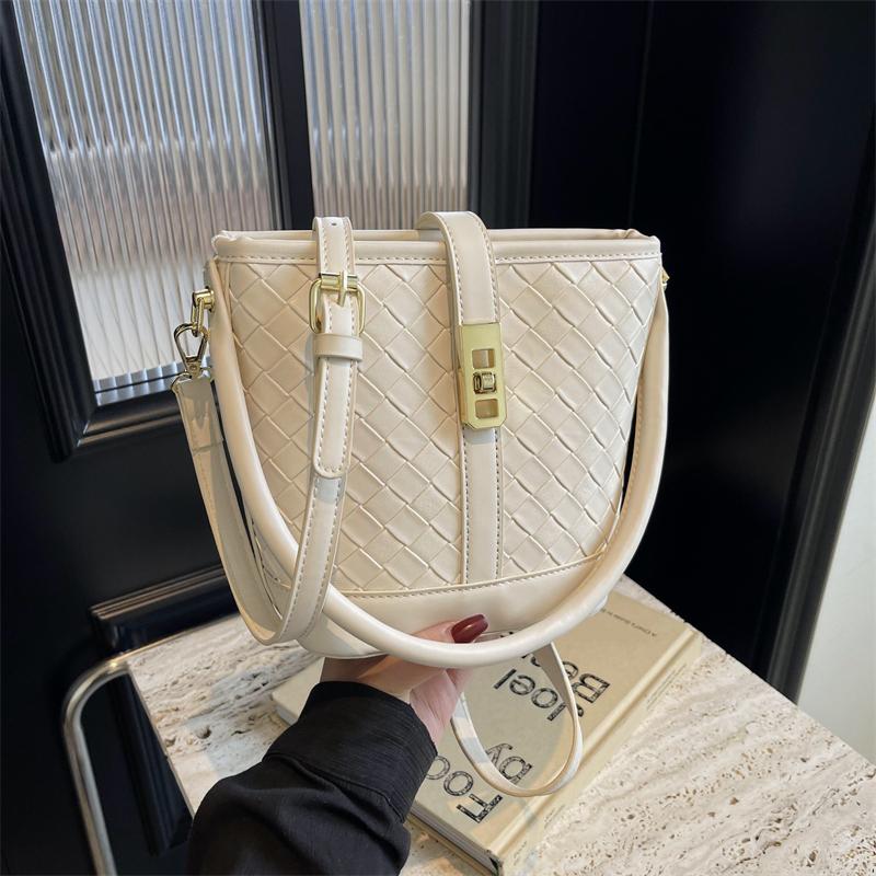 A PUC material solid color fashion women's shoulder bag, high-end design straps comfortable fabric soft women's gift