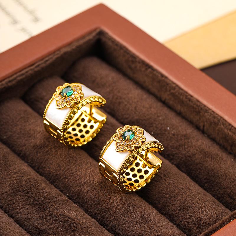 Qingdao Iridescent Geometric Wave Resin Stud Earrings: High-End Retro Fashion for Women