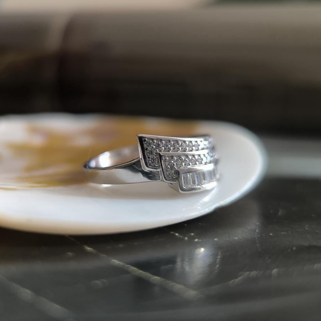 Серебряное кольцо с фианитами, вес изделия 4,18 гр (2207658)