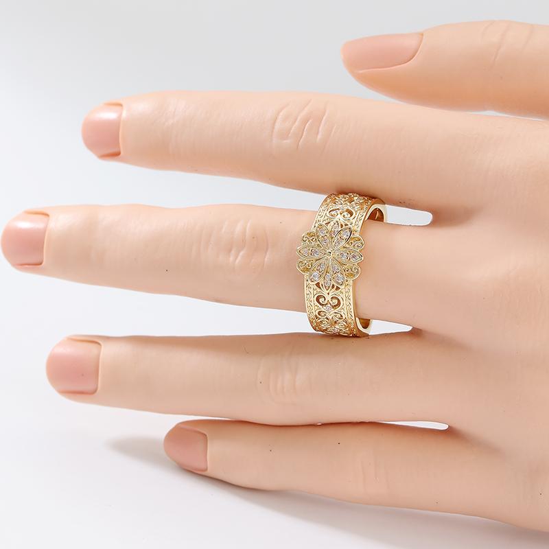 Vintage Exquisite Hand Carved Flower Pattern Golden Plated Ring for Women Gorgeous Charm Banquet Anniversary Jewelry Accessories