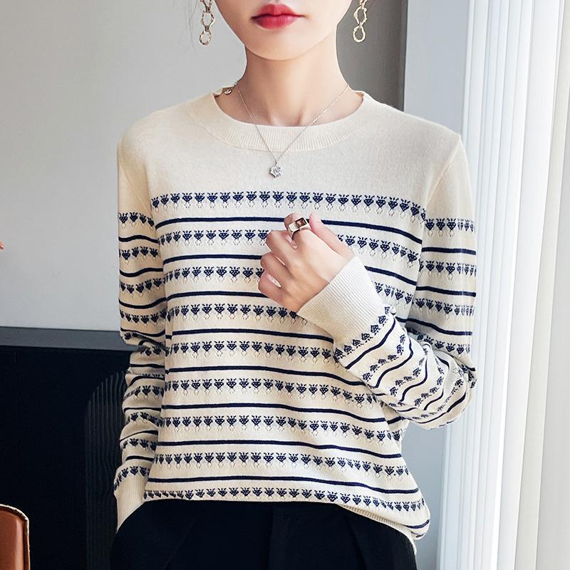 Spring and Autumn's New Strawberry Jacquard Round Neck Striped Versatile Knitted Sweater Pullover Is A Fashionable and Trendy Women's Top