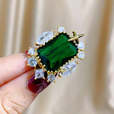 Broches de circonio verde geométrico de lujo ligero de alta calidad para mujer, accesorios para vestido y camisa con carácter, alfileres, regalos pequeños