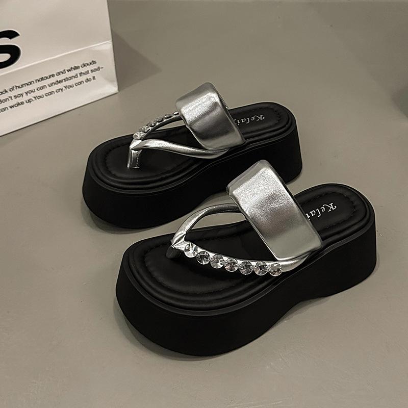 Beautiful thick-soled toe cool slippers women's summer wear 2025 new versatile rhinestone flip-flops non-slip beach shoes