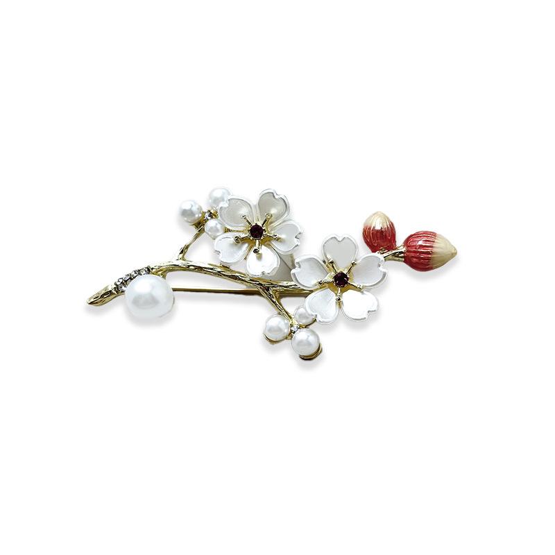 High-End Temperament White Plum Blossom Brooch Ladies Light Elegant Luxury Pins Plant Antique Floral Accessories Jewelry Gifts