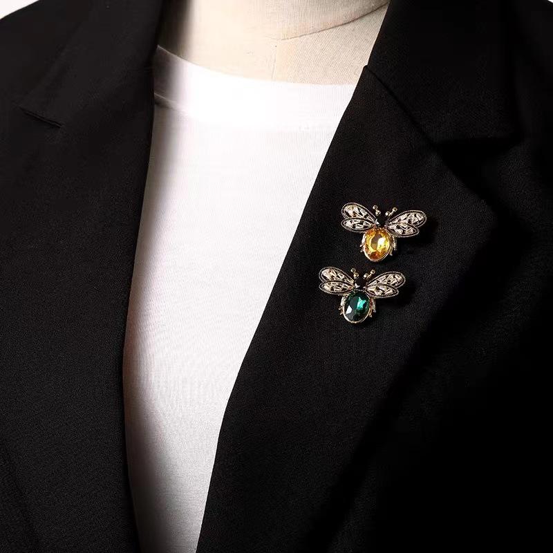 Elegant Glass Bee Brooch: Retro Corsage and Pin for Clothing Accessories