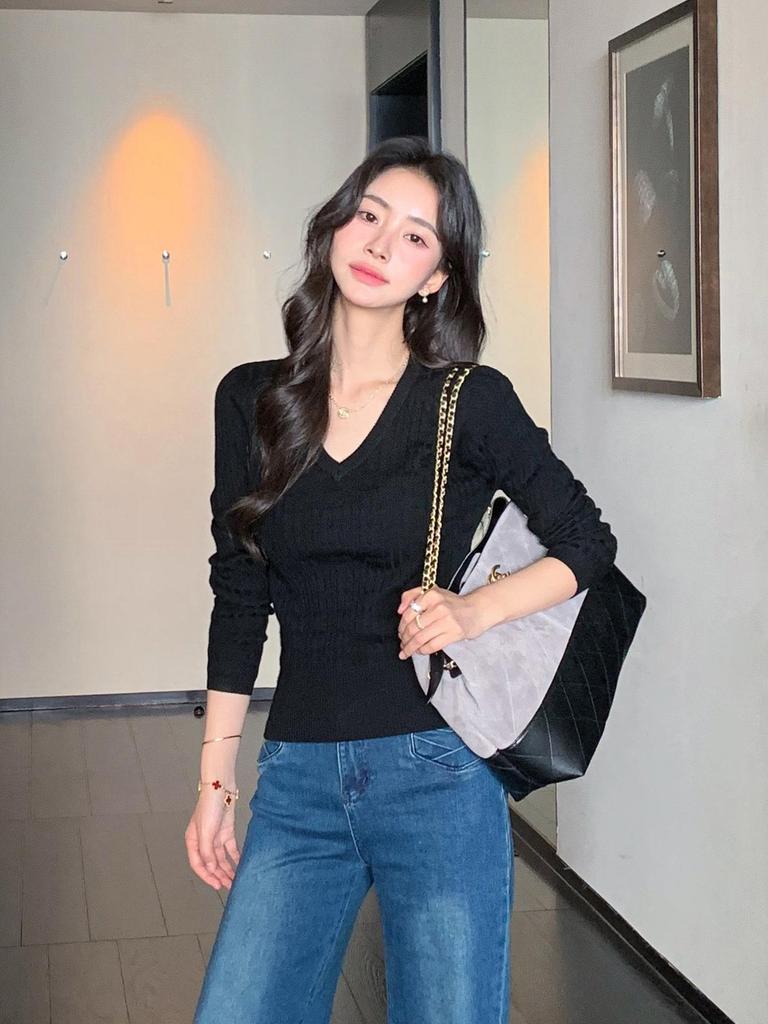 Chic Women's Slim Fit 100% Wool V-Neck Sweater - Versatile Solid Color for Autumn/Winter
