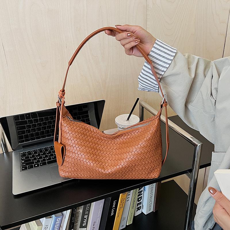 Retro woven bag women's large capacity 2025 new autumn and winter versatile shoulder underarm bag casual work commuter bag