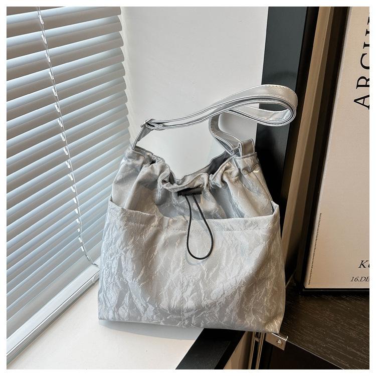 

2025 новый темпераментный модный дизайн на одно плечо через плечо в иностранном стиле однотонный ретро свежий подмышечный текстурный тоут серебряный