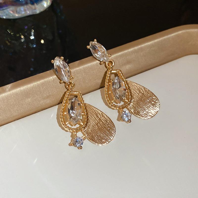 French retro diamond-encrusted pearl earrings necklace, court style medieval temperament jewelry set, light luxury and high-end jewelry.