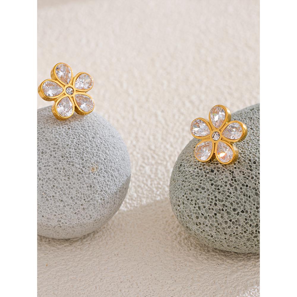 Yhpup AAA Bling Zirkonia Blume Goldene Steckerohrringe für Damen 316L Edelstahl Mode Glänzender Schmuck Wasserdicht