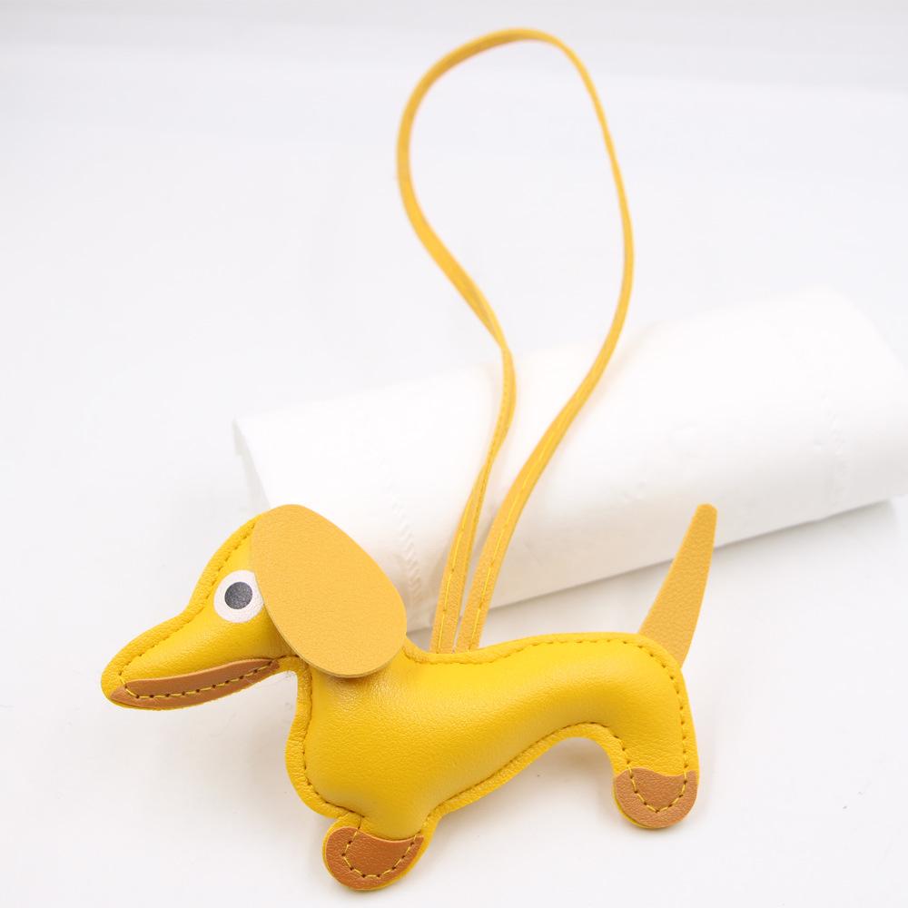 Charm de Couro Dachshund Desenho Animado em Estoque, Chaveiro de Cachorro e Acessório para Capa de Celular