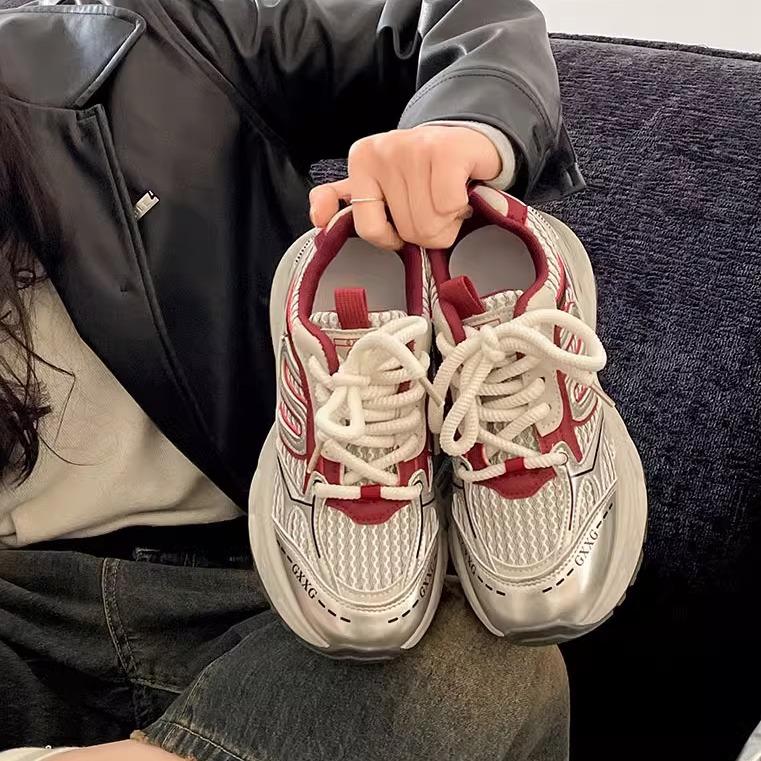 

Trendy American retro showing feet small platform dad shoes women s 2025 new spring and autumn light and versatile sports shoes 40 бордовый