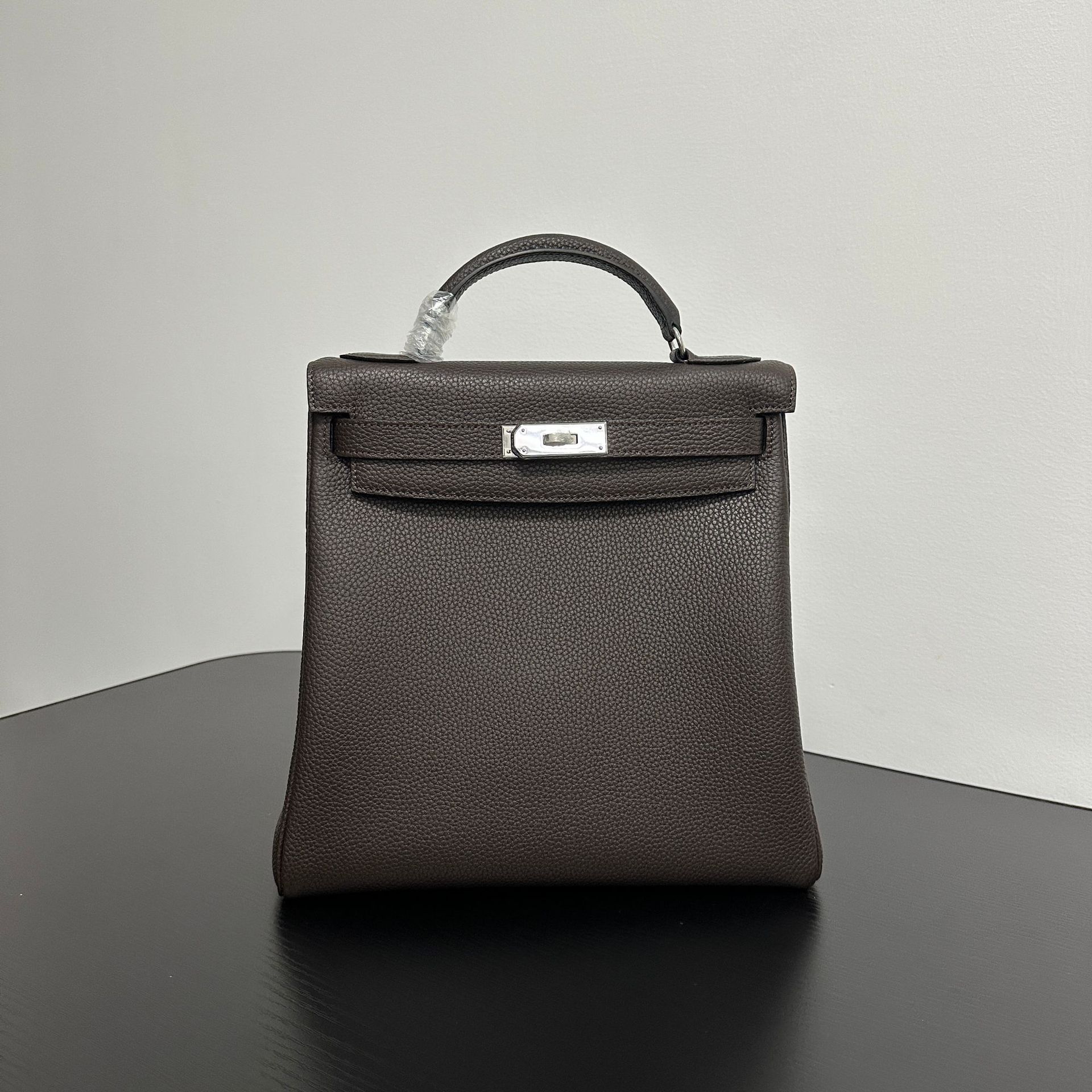 

Кожаная женская сумка 2025 новый стиль стальная фурнитура высококлассный широкий плечевой ремень нейтральный рюкзак 28x28x12cm