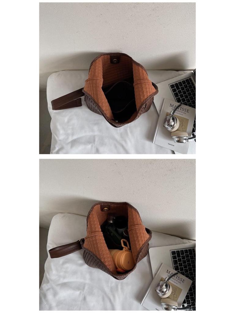 Trendy Woven Bucket Bag: 2025 Early Autumn, Large Capacity, Retro Minimalist Shoulder and Commuter Tote