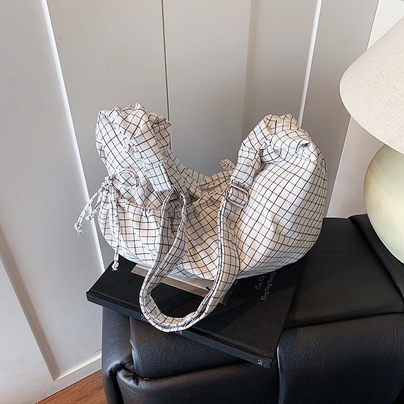 

Niche high-end messenger bag women s new fashion shoulder commuter bag versatile large-capacity dumpling bag белый