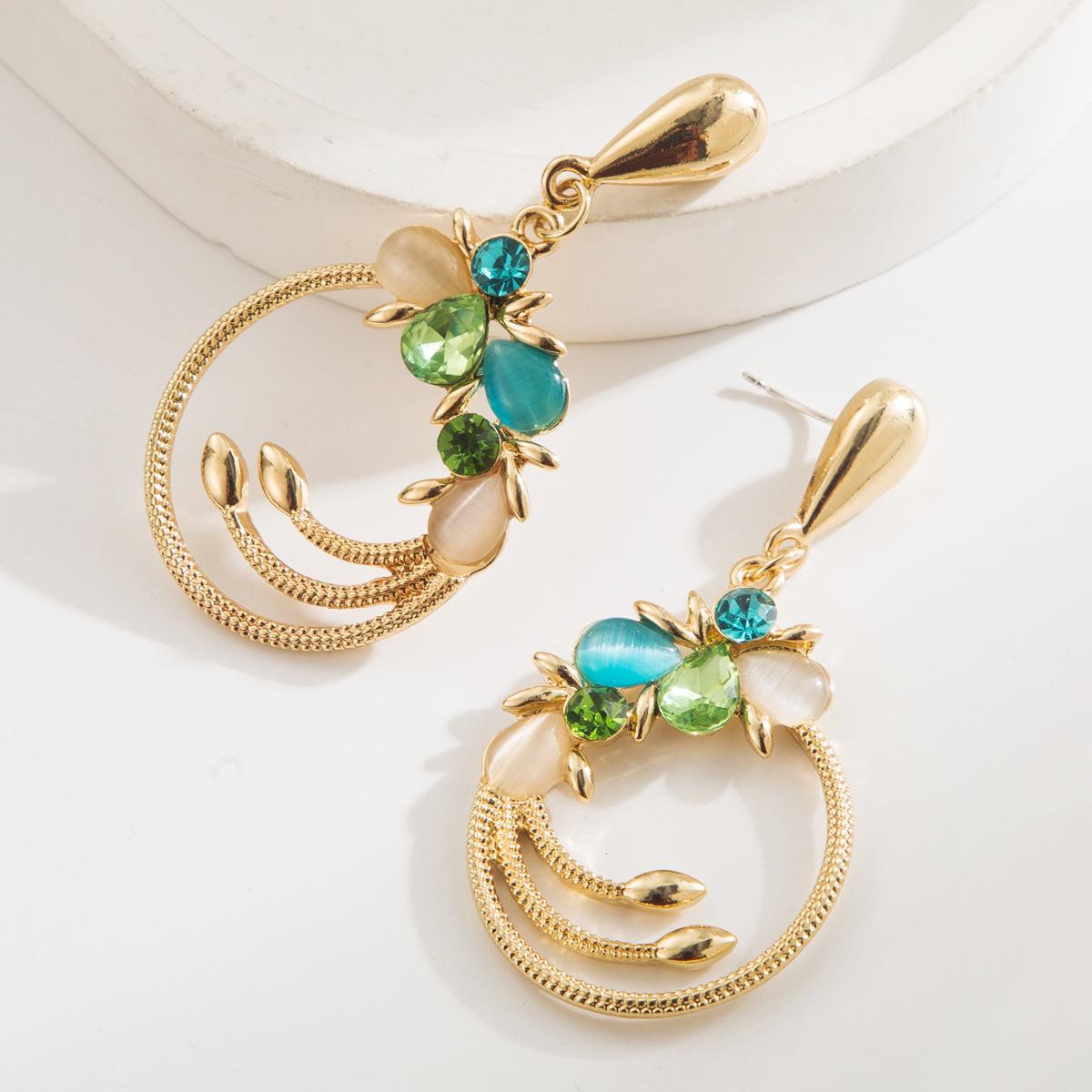 

Модные серьги-подвески для женщин зелёный