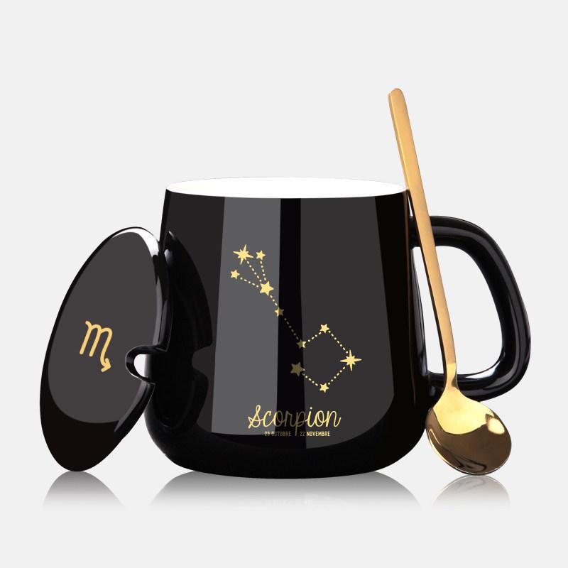 Spersonalizowany ceramiczny kubek do kawy z pokrywką i łyżeczką - Świąteczny wzór dla par