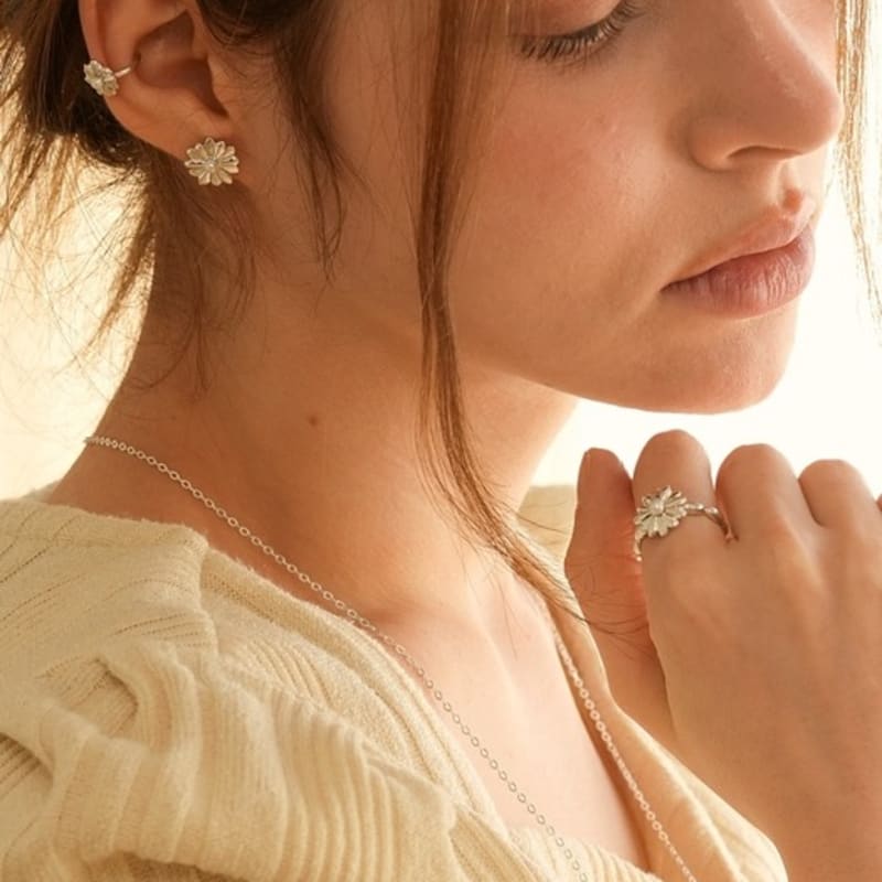 BELLOOGGI Daisy Pearl Ring (L) Daisy Freshwater Pearl Ring