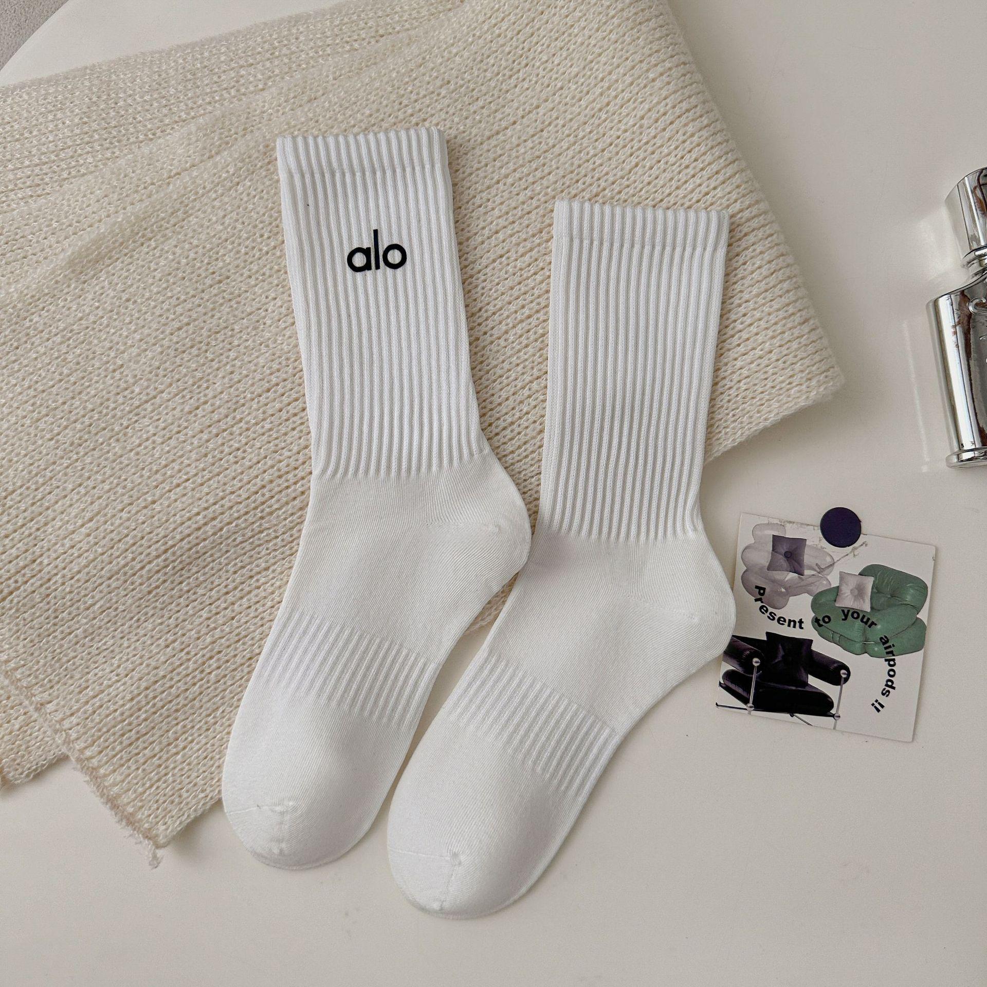 

Women s White Mid-Calf Socks: Pure Cotton, Hot Stamped Letters, Solid Color, Trendy High-Top Design for Autumn/Winter Versatility and Sports. One Size белый