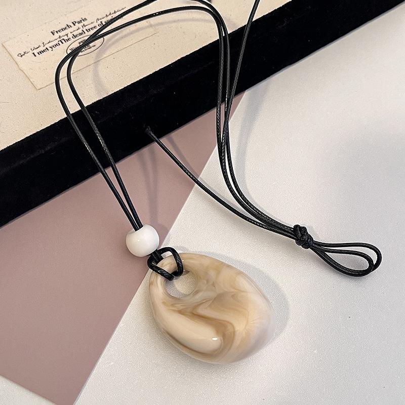 Vintage Colorful Dyeing Resin Necklaces for Women Fashion Simple Oval Pendant Sweater Chain Necklaces Winter Jewelry
