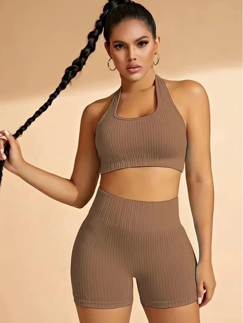 

Бесшовный вязаный спортивный комплект-двойка с халтером для женщин - Включает топ с коротким рукавом и деталью на спине и бюстгальтер с нагрудными вкладышами, а также шорты. Small