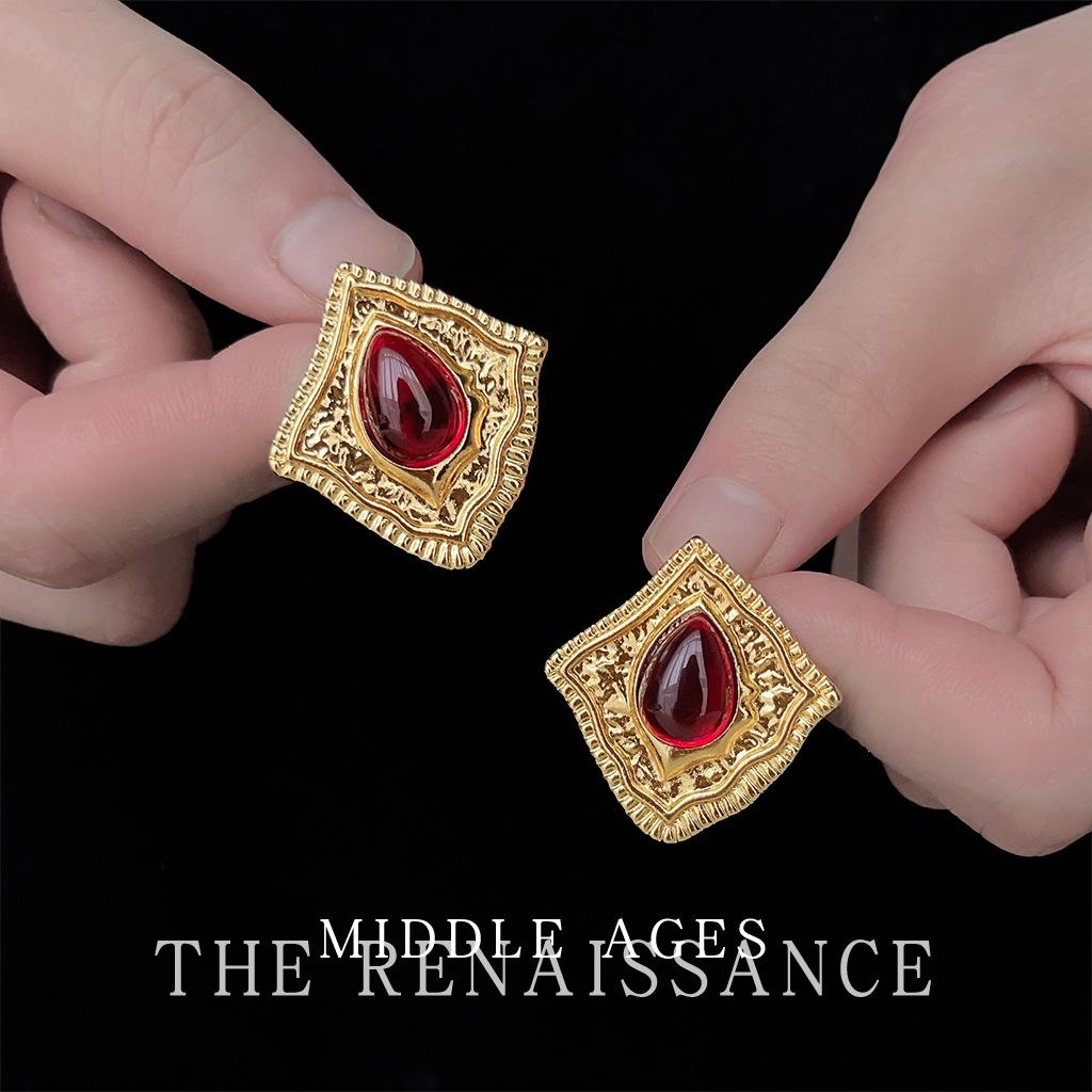 Парижский художественный музей~ Французские серьги-гвоздики  Красный драгоценный камень  Преувеличенные серьги-гвоздики