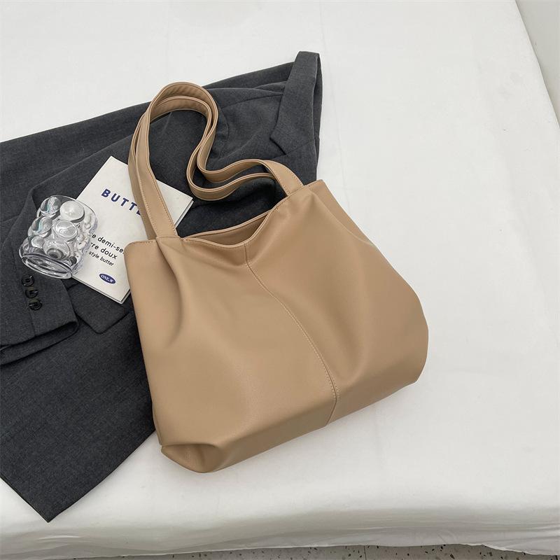 Retro large-capacity tote bag women's 2025 winter new fashionable portable commuter bag student class shoulder bag