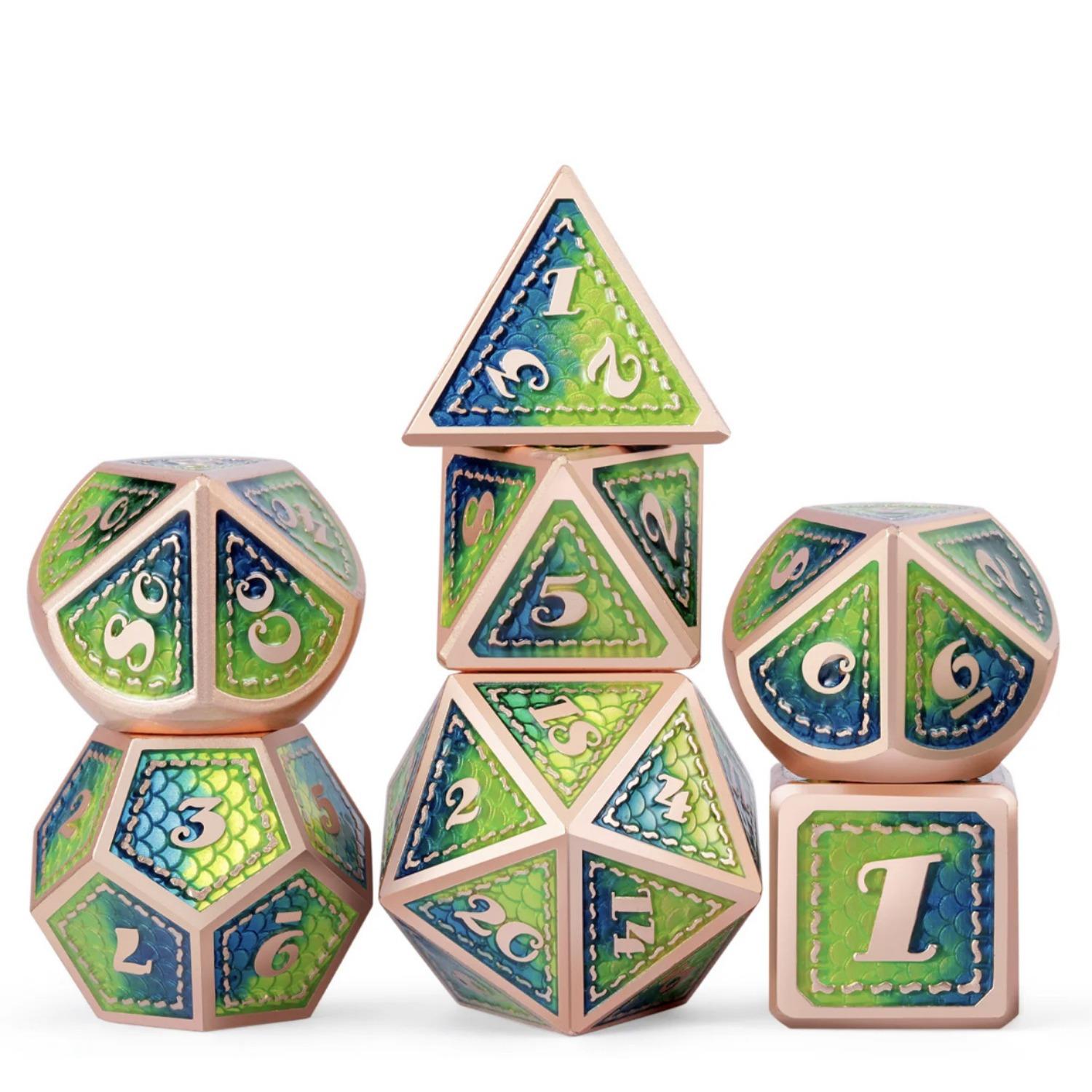 

Набор металлических игральных костей DND D&D, 7 игральных костей Dragon Scale Metallic D&D с подарочным металлическим футляром для игры Dungeons & Dragon синий/зелёный