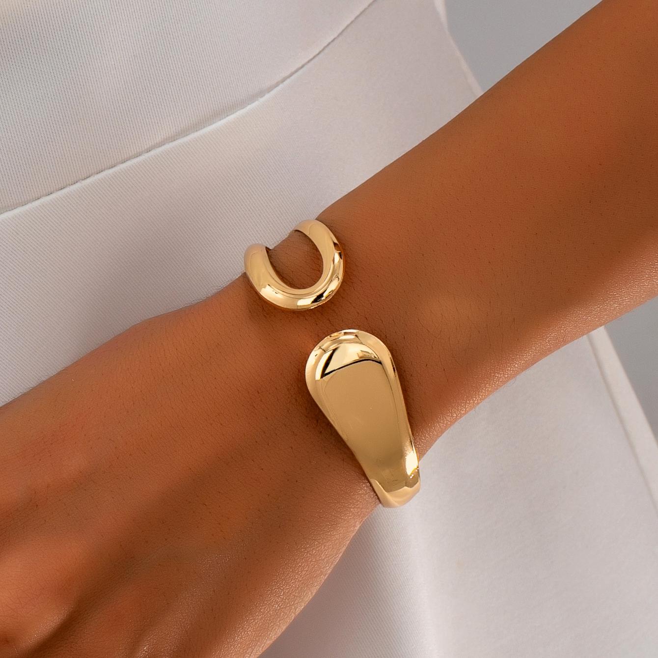 A Women s Fashionable Open Bracelet, Stylish and Versatile Hollow Geometric Design Open Bracelet, Suitable for Everyday Wear