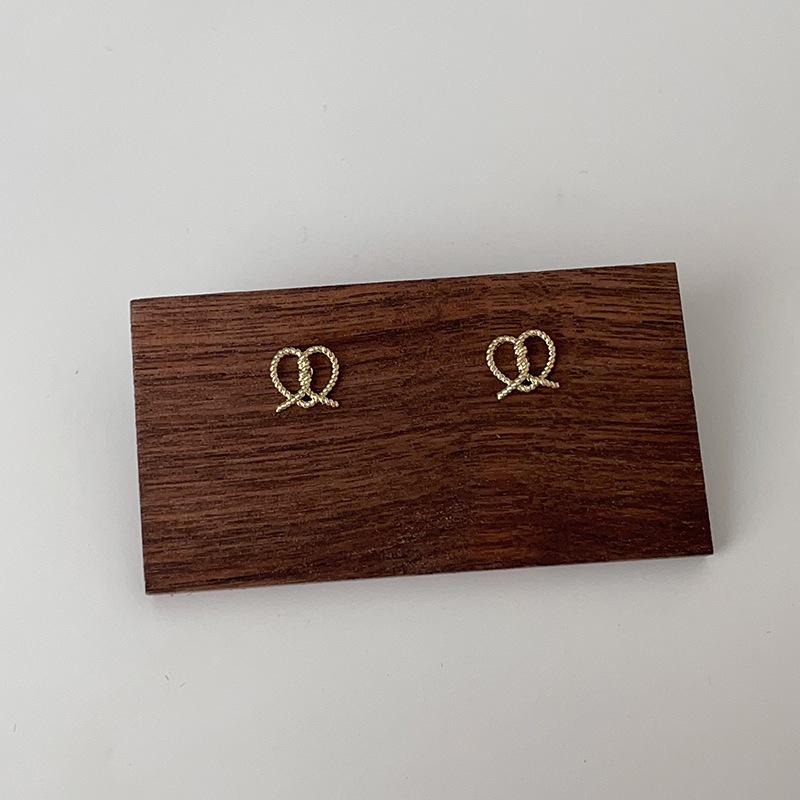 Mini Salty Croissant Earrings: Sweet, Cute, and Versatile Minimalist Design for Women